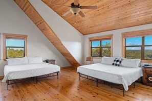 5 slaapkamers, een bureau, een strijkplank/strijkijzer, wifi