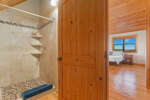 Een douche, een haardroger, handdoeken