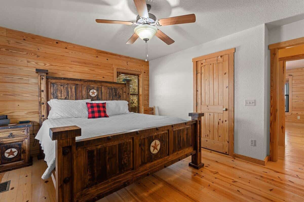 5 bedrooms, desk, iron/ironing board, WiFi