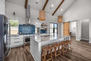 Fridge, microwave, oven, stovetop - Pet-Friendly | Outdoor Grill | Games | Sleeps 12! (Canyon Lake)