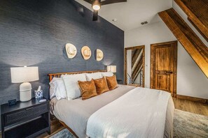 3 habitaciones, escritorio y tabla de planchar con plancha 