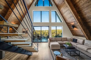 Televisie, een open haard en een kantoor