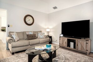 Télévision, cheminée, baby-foot, espaces bureaux