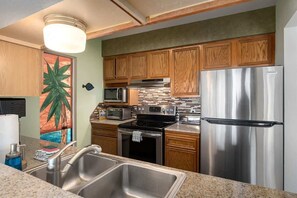 Fridge, microwave, oven, stovetop - Waterfront | Shared Pool | Games + Winter Deals! (Corpus Christi)