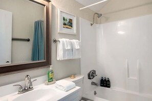 Dusj, hårføner og håndklær