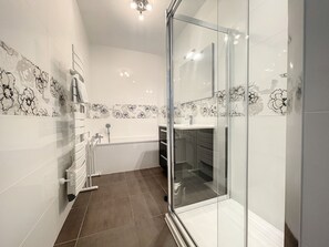 Shower, hair dryer, towels - Maison de Flora à 8mn des Plages (Arces)