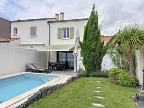 Outdoor pool, a heated pool - Maison de Flora à 8mn des Plages (Arces)