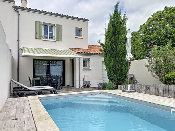 Outdoor pool, a heated pool - Maison de Flora à 8mn des Plages (Arces)