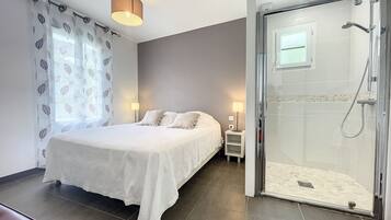 3 soveværelser, skrivebord, strygejern/strygebræt, weekendseng