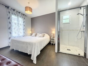 3 chambres, bureau, fer et planche à repasser, lit parapluie