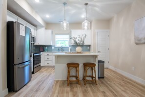 Fridge, microwave, oven, stovetop - Mini Waves | Lakefront, Hot Tub, Near Downtown Branson and the Landing (Branson)