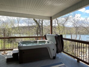 Outdoor spa tub - Mini Waves | Lakefront, Hot Tub, Near Downtown Branson and the Landing (Branson)