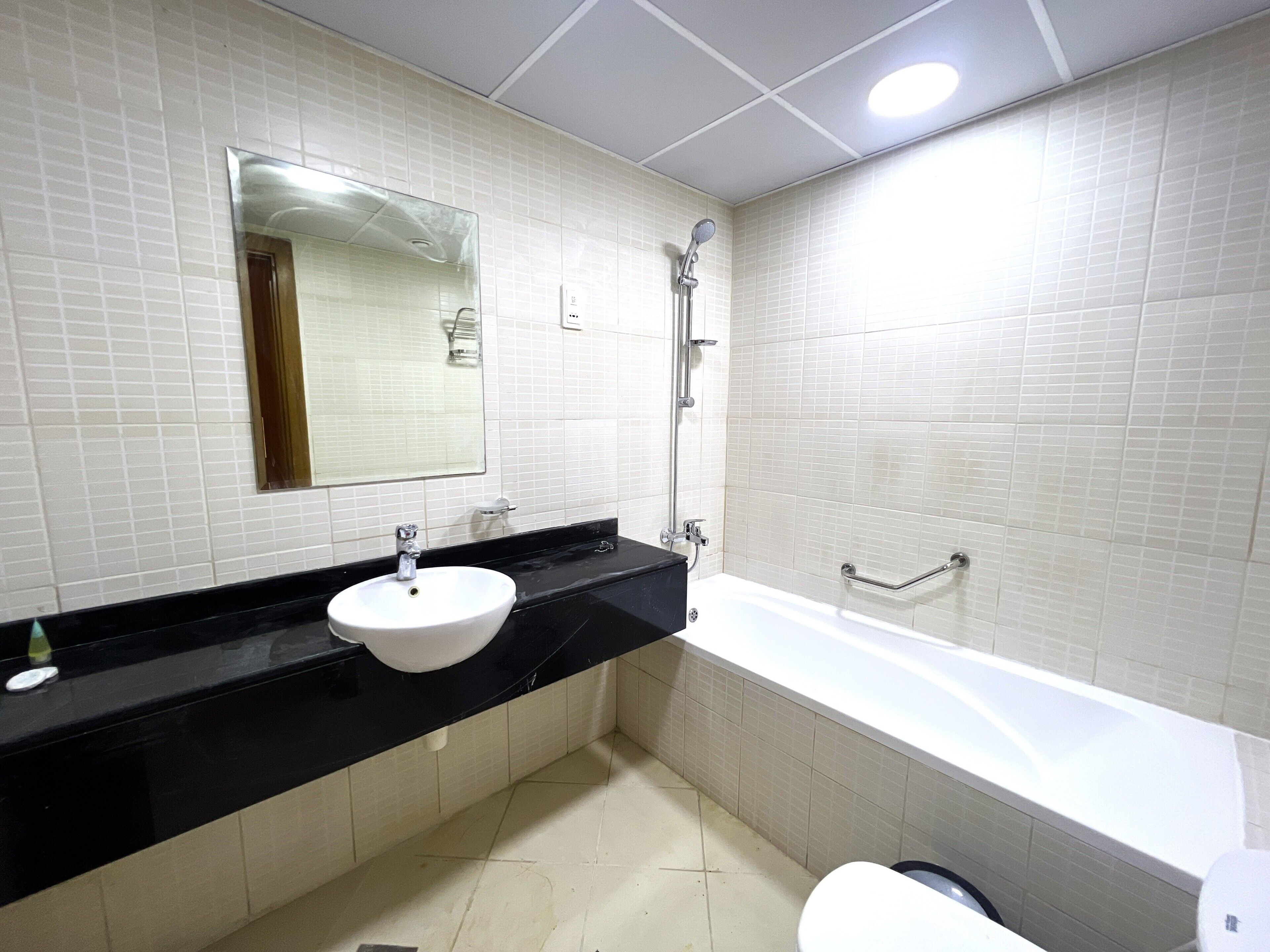 Design Apartment | Bilik Mandi | Gabungan pancuran/tab mandi, kelengkapan dandanan diri percuma 