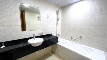 Design Apartment | Bilik Mandi | Gabungan pancuran/tab mandi, kelengkapan dandanan diri percuma