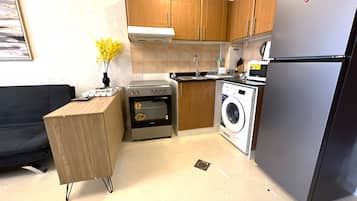 Appartement Design | Cuisine privée | Grand réfrigérateur, micro-ondes, bouilloire électrique, grille-pain