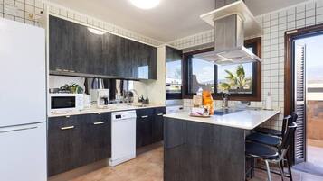 Een koelkast, een magnetron, een oven, een kookplaat