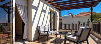 Coral Bay Villa - Sleeps 6 - Pool - Parking