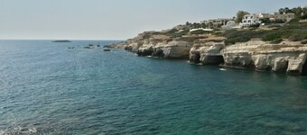 Coral Bay Villa - Sleeps 6 - Pool - Parking