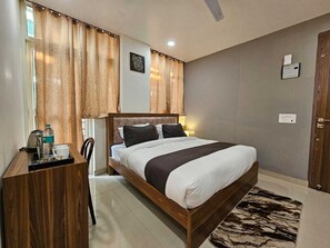 Deluxe Room | Desk, free WiFi - Hotel Vistacrest Noida Sector 104 (Noida)