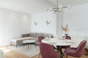 Apartemen Comfort, pemandangan halaman | Area keluarga | Smart TV 43-inci dengan saluran TV satelit