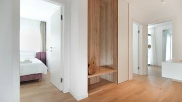 Comfort appartement, 2 slaapkamers, uitzicht op zee, aan het strand | 3 slaapkamers, luxe beddengoed, donsdekens, een kluis op de kamer