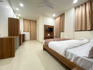Deluxe Room | 1 bedroom, desk, free WiFi - Hotel Vistacrest Noida Sector 35 (Noida)