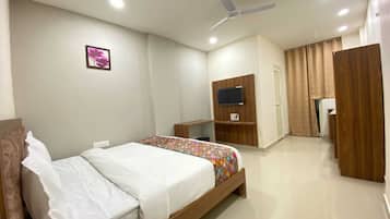 Deluxe Room | 1 bedroom, desk, free WiFi
