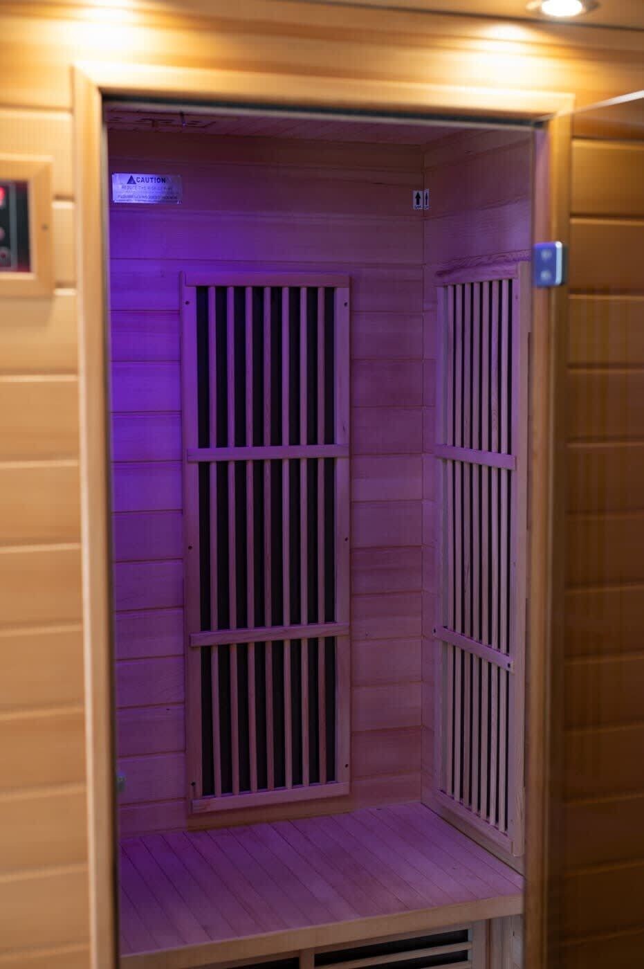 Una sauna con paredes de madera y techo inclinado.