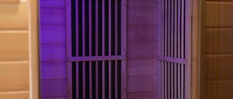 Una sauna con paredes de madera y techo inclinado.