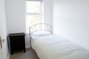 4 bedrooms, iron/ironing board, WiFi, bed sheets