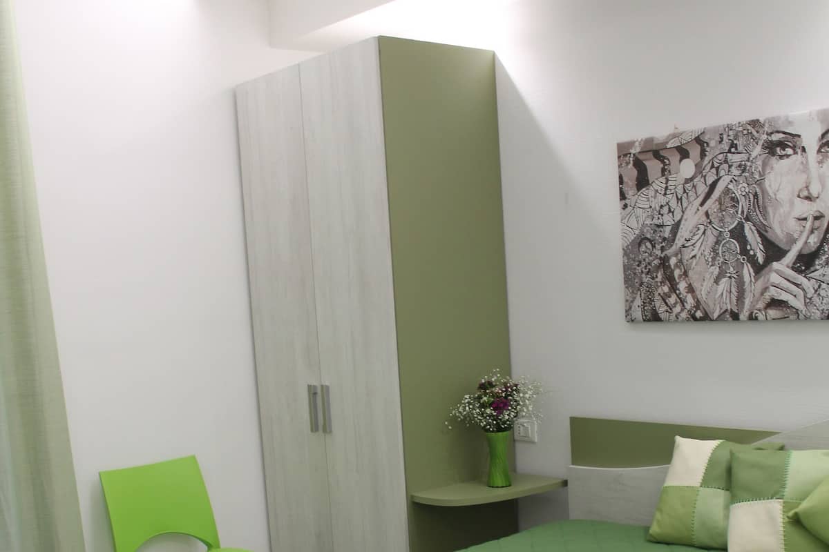 Minibar con artículos gratuitos, escritorio y cunas gratuitas