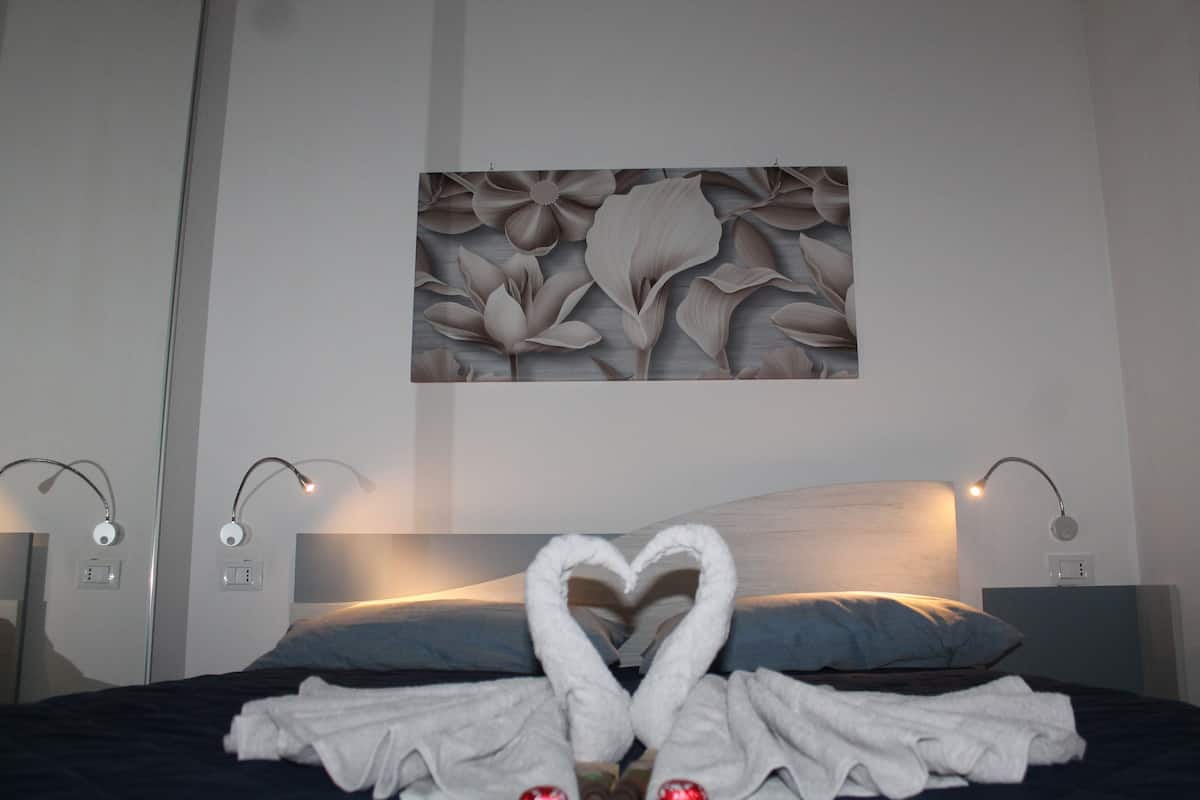 Minibar con artículos gratuitos, escritorio y cunas gratuitas