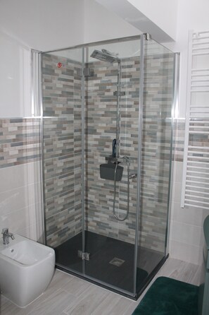 Deluxe-Apartment | Badezimmer | Kostenlose Toilettenartikel, Haartrockner, Hausschuhe
