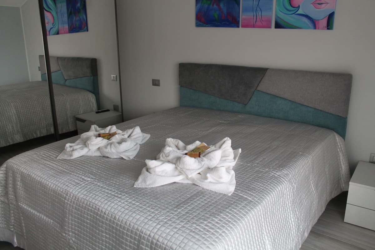 Minibar con artículos gratuitos, escritorio y cunas gratuitas
