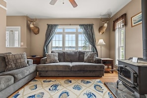 Smart TV - Waterfront Retreat 3BR/2BA on Taunton Bay. Located near Acadia National Park. (Franklin)