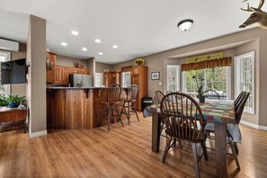 Dining - Waterfront Retreat 3BR/2BA on Taunton Bay. Located near Acadia National Park. (Franklin)