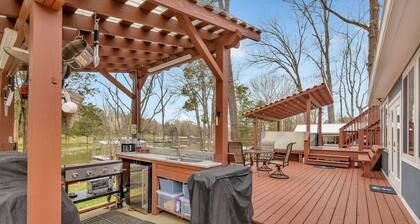 Lakefront, Heated Pool, Sauna, Sleeps 8!