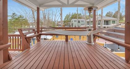 Lakefront, Heated Pool, Sauna, Sleeps 8!