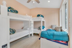 A room with bunk beds, a window, and a ceiling fan. - Lakefront, Heated Pool, Sauna, Sleeps 8! (Lebanon)