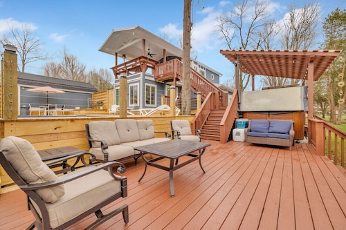 Lakefront, Heated Pool, Sauna, Sleeps 8!