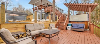 Lakefront, Heated Pool, Sauna, Sleeps 8!