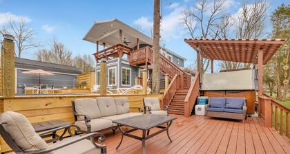 Lakefront, Heated Pool, Sauna, Sleeps 8!
