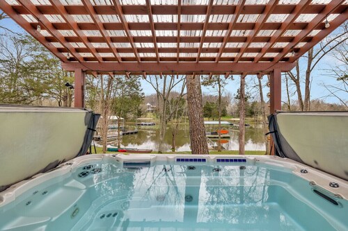 Lakefront, Heated Pool, Sauna, Sleeps 8!