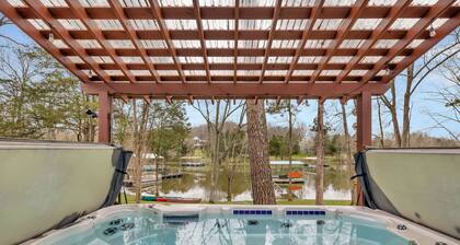 Lakefront, Heated Pool, Sauna, Sleeps 8!