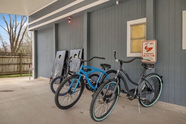 Um edifício com uma placa indicando 'JET SKI PARKING ONLY' e uma bicicleta estacionada na frente.