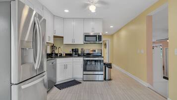 Frigorifero, microonde, forno, piano cottura