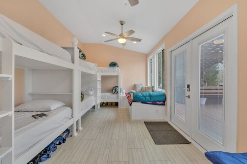 Lakefront, Heated Pool, Sauna, Sleeps 8!
