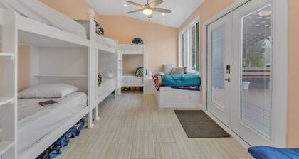 Lakefront, Heated Pool, Sauna, Sleeps 8!