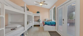Lakefront, Heated Pool, Sauna, Sleeps 8!