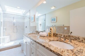 Ducha, secador de pelo y toallas